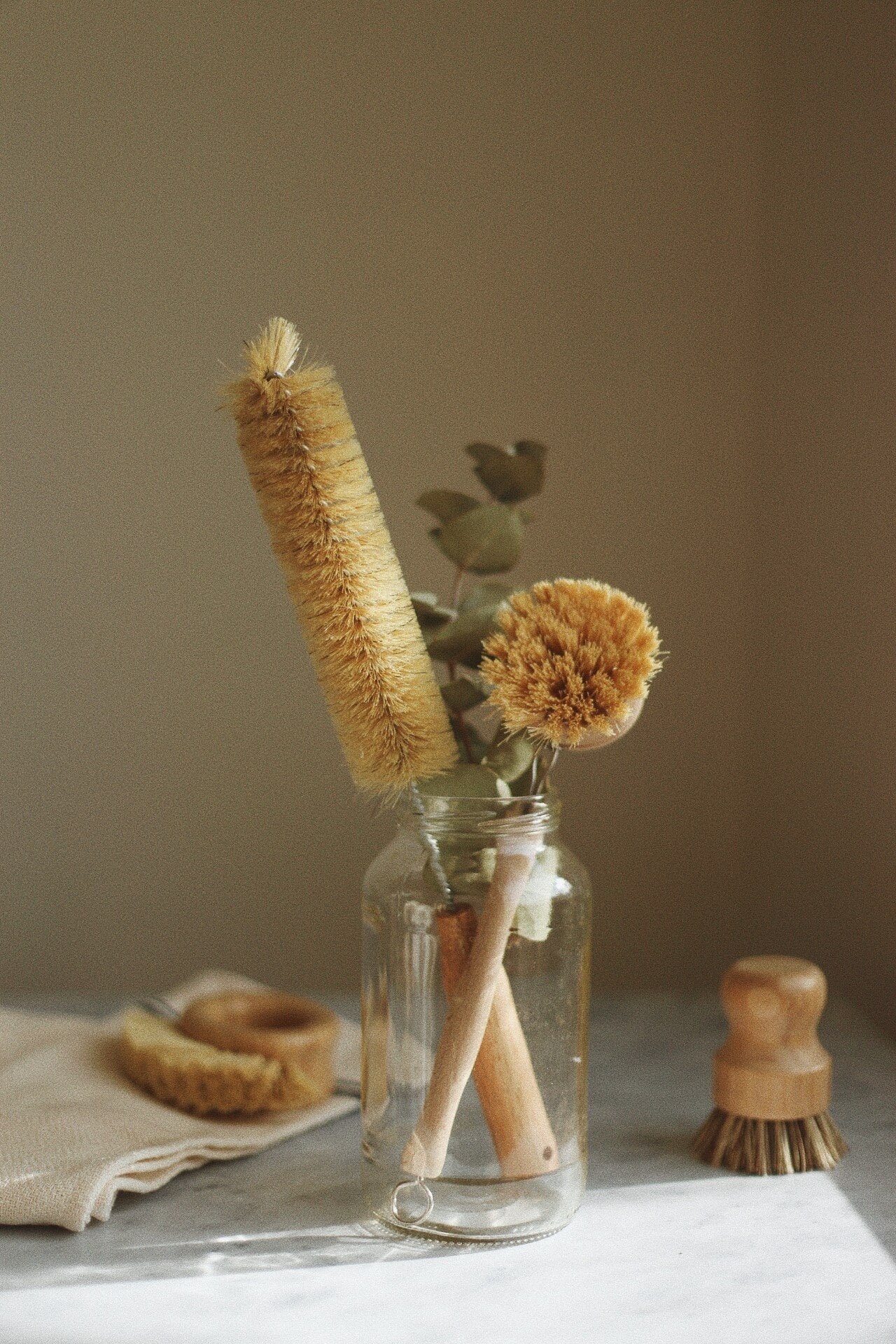 Entre Fibras y Madera: El Arte de Cuidar lo Cotidiano